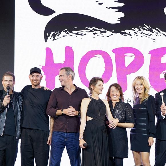 Annabel Brourhant (Co-fondatrice de HOPE), Elodie Fontan (marraine de Hope), Philippe Lacheau, Julien Arruti, Richard Orlinski (ambassadeur de Hope, parrain du gala), Julian Bugier, Olivier Véran, Anne Roumanoff, Laurent Baffie, Carole JugeLlewellyn, Jo Di Bona lors de la soirée annuelle de gala de l'association Hope au pavillon Gabriel à Paris le 14 octobre 2025.
© Anne-Sophie Guebey / Bestimage