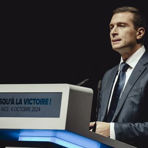 Jordan Bardella, président du Rassemblement National lors du Meeting du RN (Rassemblement National) au Palais Nikaia à Nice le 6 octobre 2024. / © Fred Dides/Panoramic/Bestimage