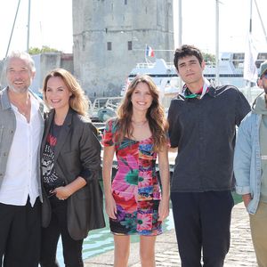 Mélanie Maudran interprète Claire Estrela depuis le lancement d’Un si grand soleil sur France 2.

Fabrice Deville, Mélanie Maudran, Lila Guiraud, Sylvain Boccara, Moise Santamaria - Photocall de la série "Un si grand soleil" lors de la 26ème Edition du Festival de la Fiction de La Rochelle. 
© Patrick Bernard / Bestimage