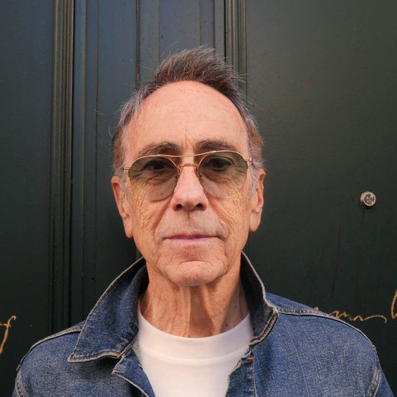 France. Paris. Le musicien, chanteur et compositeur Alain Chamfort, (de son vrai nom Alain Le Govic), avant une visite de la maison de Serge Gainsbourg, rue de Verneuil le 24 octobre 2023.  ©MARC CHARUEL/ABACAPRESS.COM