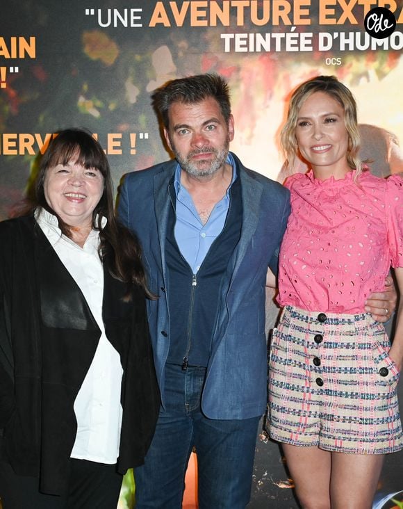 Clovis Cornillac (acteur et réalisateur), sa mère Myriam Boyer et sa femme Lilou Fogli au photocall de l'avant-première du film "C'est Magnifique !" au cinéma UGC Ciné Cité Les Halles à Paris le 31 mai 2022.

© Coadic Guirec / Bestimage