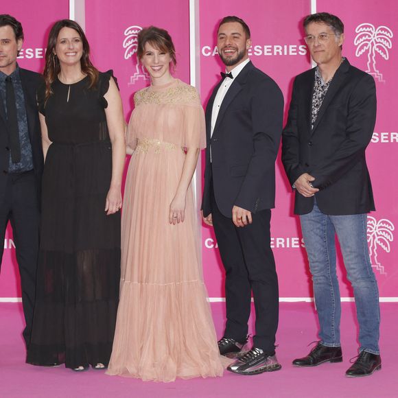 Nicolas Berger-Vachon, Anne Décis, Léa François, Marwan Berreni,  Serge Ladron de Guevara producteur de PLUS BELLE LA VIE
CANNESERIES SAISON 5 au Palais des Festivals et des Congrès de Cannes, samedi 2 avril 2022. © Christophe Aubert via Bestimage