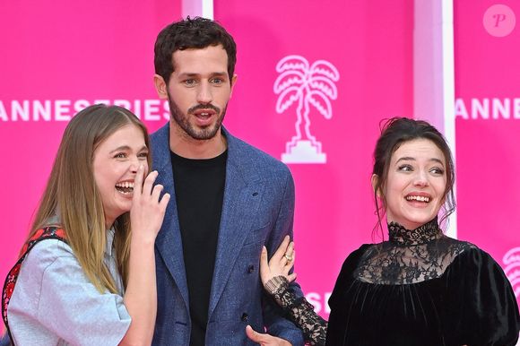 Après cette apparition remarquée, ils sont désormais attendus à l’écran pour la suite.

Camille Razat, Victor Belmondo et Zoé Adjani-Vallat assistent à la deuxième journée du 9ème Festival International de Cannes le 24 avril 2026 à Cannes, France. © Franck Castel/Abacapress.com
