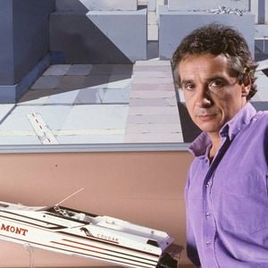 Archives - En France, à Paris, Michel Sardou chez lui en novembre 1987.