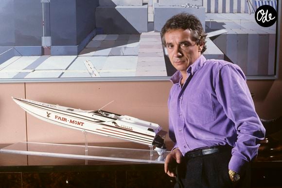 Archives - En France, à Paris, Michel Sardou chez lui en novembre 1987.