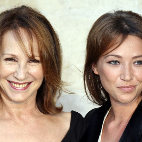 L'actrice Laura Smet multiplie les projets artistiques pour honorer la mémoire de sa mère regrettée, Nathalie Baye.

Nathalie Baye venue présenter le film Marie-Octobre (de Josée Dayan) en compagnie de sa fille Laura Smet au festival du film de fiction tv de La Rochelle © Pixplanete/Bestimage