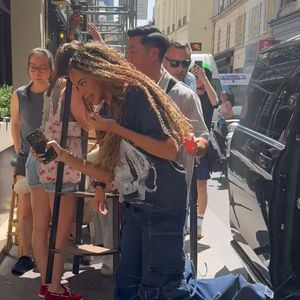 Paris, FRANCE - Blue Ivy fait une entrée rapide et discrète dans un restaurant parisien, évitant habilement les paparazzis. 2025. (Backgrid USA / Bestimage).