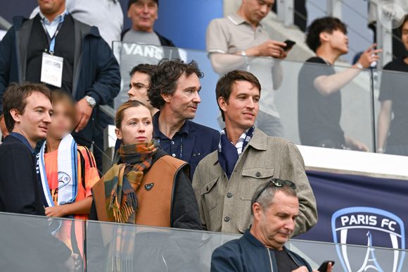 Frederic Arnault, Antoine Arnault et son fils, Alexandre Arnault et sa femme Géraldine Guyot - Célébrités lors du match de football de Ligue 1 McDonald's entre le Paris FC contre Metz (3-2) au stade Jean Bouin à Paris le 31 aout 2025. © Lionel Urman/Bestimage
