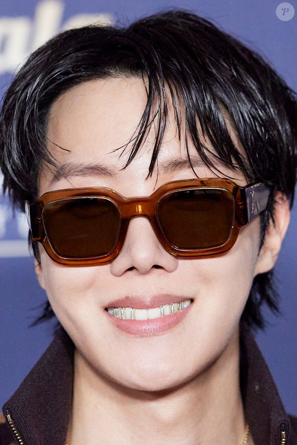 Exclusif - J-Hope au photocall du "Gala des pièces jaunes, le concert événement" à Paris La Défense Arena à Nanterre le 23 janvier 2025. Le gala des Pièces Jaunes 2025 sera diffusé le 28 janvier, sur France 2 et sur la plateforme France.Tv.

© Jacovides / Moreau / Bestimage