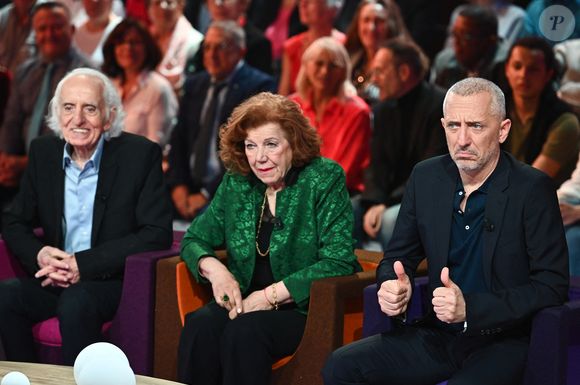 Exclusif - Gad Elmaleh et ses parents David et Régine Elmaleh lors de l'enregistrement de l'émission "Famille je vous aime" présentée par M. Drucker et qui sera diffusée le 13 juin 2025 sur France 3, aux Studios rive gauche à Paris, France, le 14 avril 2025. © Clovis-Gaffiot/Bestimage