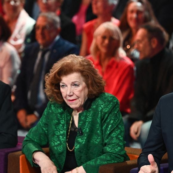 Exclusif - Gad Elmaleh et ses parents David et Régine Elmaleh lors de l'enregistrement de l'émission "Famille je vous aime" présentée par M. Drucker et qui sera diffusée le 13 juin 2025 sur France 3, aux Studios rive gauche à Paris, France, le 14 avril 2025. © Clovis-Gaffiot/Bestimage