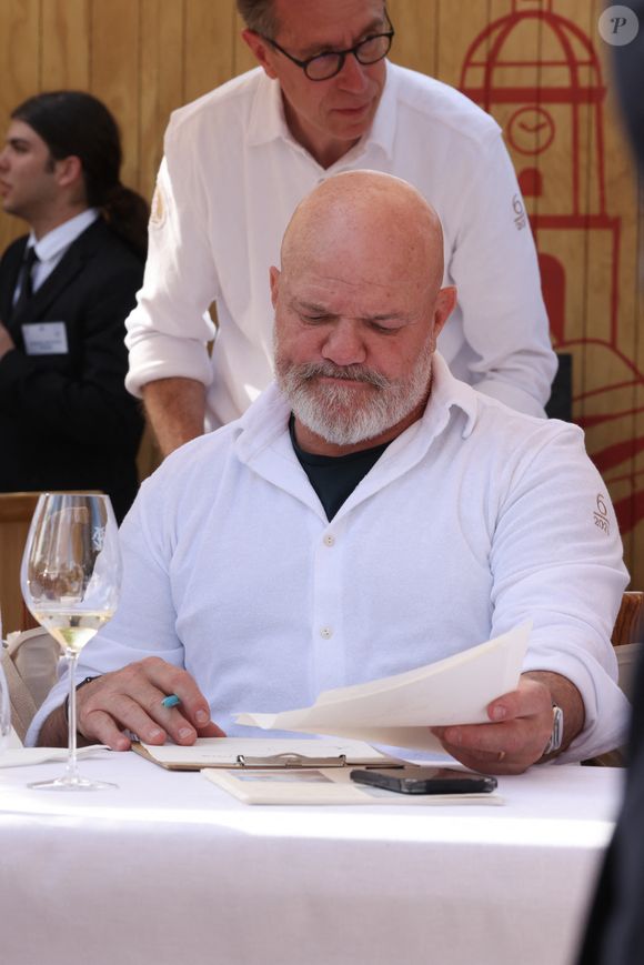 Mais cet élan n’a pas suffi : le Guillec est aujourd’hui placé en liquidation judiciaire.

Philippe Etchebest - Les Chefs à Saint-Tropez fêtent les producteurs 2026 avec un concours de Pâtisserie" La Tropézienne" sur la place des Lices à Saint-Tropez, le 2 mai 2026.
© Jean-Marc Lhomer / Bestimage