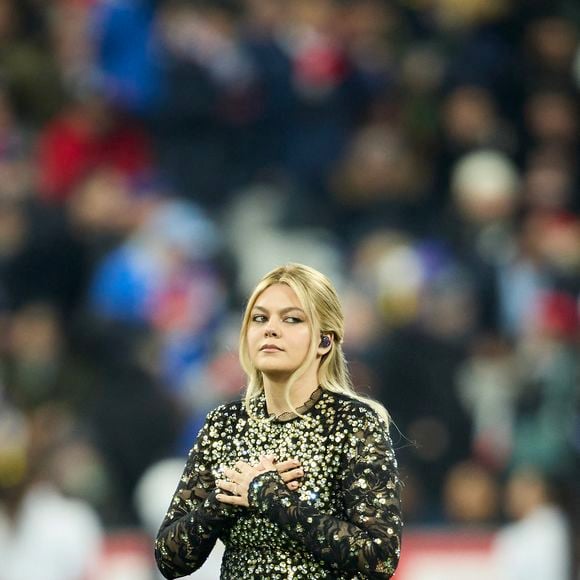 La chanteuse Louane (Louane Emera), représentante de la France au concours de l'Eurovision, interpréte pour la première fois son titre Maman, en hommage à sa mère décédée lorsqu'elle avait 17 ans. © Cyril Moreau/Bestimage