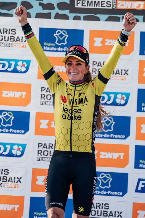 Avec son équipe Visma-Lease a Bike, elle se donne trois ans pour décrocher le Graal.

2025 Paris Roubaix Femmes Avec Zwift Picture by Zac Williams/SWpix.com - 12/04/2025 - Cycling - 2025 Paris Roubaix Femmes Avec Zwift, France - Pauline Ferrand-Prevot, Visma Lease a Bike, wins the 2025 Paris Roubaix Femmes Avec Zwift. Copyright: x xSWpix.comxt/axPhotographyxHubxLtdxZacxWilliams/SWpix.comx SWP-2864  
Imago/PsnewZ/Bestimage
