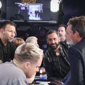 Exclusif - Raymond Aabou, Géraldine Maillet, Cyril Hanouna, Benjamin Castaldi, Guillaume Genton, sur le plateau de l’émission « TPMP » présentée par C.Hanouna et diffusée en direct sur C8, Paris, France, le 24 fevrier 2025. © Jack Tribeca / Bestimage