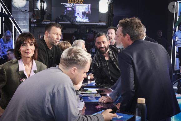 Exclusif - Raymond Aabou, Géraldine Maillet, Cyril Hanouna, Benjamin Castaldi, Guillaume Genton, sur le plateau de l’émission « TPMP » présentée par C.Hanouna et diffusée en direct sur C8, Paris, France, le 24 fevrier 2025. © Jack Tribeca / Bestimage