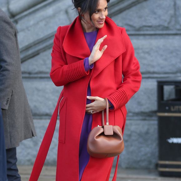 Le prince Harry, duc de Sussex,  et Meghan Markle, duchesse de Sussex,  enceinte, lors d'une visite à Birkenhead le 14 janvier 2019. Backgrid USA / Bestimage