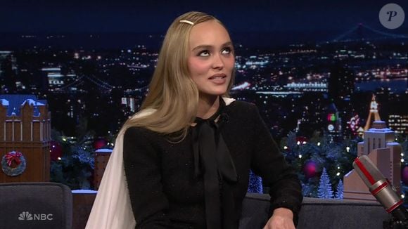 BGUK_3110713 - Los Angeles, CA - Lily-Rose Depp fait un commentaire rare sur son frère barman, lors de son passage au Tonight Show. L'actrice, fille de Johnny Depp et de Vanessa Paradis, était sur le plateau du Tonight Show pour promouvoir son nouveau film Nosferatu et a partagé quelques faits amusants sur son frère, Jack. L'actrice de 25 ans, née en région parisienne, a partagé son temps entre l'Amérique et la France au fil des ans, tandis que son frère de 22 ans est resté à l'étranger. La semaine dernière, il a été révélé que Jack travaillait comme barman dans un restaurant libanais branché appelé L'Area, dans le quartier de la Bastille à Paris. Bien que Lily-Rose n'ait pas commenté sa carrière, elle a révélé que son dernier film, "Nosferatu", avait un lien unique avec son petit frère reclus. Le film d'horreur raconte l'histoire d'un agent immobilier des années 1830 qui se rend en Transylvanie et laisse sa femme, Ellen, chez des amis. Cependant, celle-ci commence bientôt à ressentir une force maléfique qui échappe à son contrôle. L'animateur du Tonight Show, Jimmy Fallon, a demandé à la jeune star si elle connaissait l'histoire de Dracula. "J'ai toujours été fan de l'histoire de Dracula", a admis Lily-Rose. Elle a ajouté : "Mon frère et moi étions obsédés par Abbott et Costello quand nous étions enfants, et vous savez, ils ont toute une série, comme "Meet the Monsters". Nous avons été particulièrement attirés par "Meet Dracula", avec Bela Lugosi. Les frères et sœurs étaient jeunes lorsqu'ils ont regardé la série, mais elle les a tout de même marqués. Elle ajoute : "Mon frère avait trois ou quatre ans à l'époque, et il a commencé à se déguiser en Dracula et à faire des lectures très sérieuses des répliques. Il s'avère que ce rôle était écrit dans les étoiles pour l'ancien de Idol. "D'une certaine manière, j'ai grandi en tant que grande sœur de Dracula", a expliqué Lily-Rose en riant, avant de souligner que son rôle de Nosferatu lui permettait de boucler la boucle. "Quand j'ai entendu que, vous savez, quand j'ai eu l'opportunité d'auditionner pour ce film, j'ai pensé, comme, vous savez : 'La boucle est bouclée, et peut-être que j'obtiendrai des points cool avec mon frère'", a-t-elle déclaré à propos de Jack.