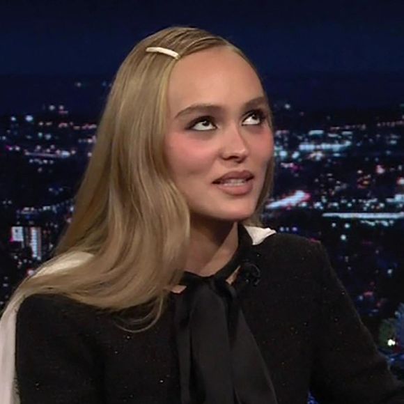BGUK_3110713 - Los Angeles, CA - Lily-Rose Depp fait un commentaire rare sur son frère barman, lors de son passage au Tonight Show. L'actrice, fille de Johnny Depp et de Vanessa Paradis, était sur le plateau du Tonight Show pour promouvoir son nouveau film Nosferatu et a partagé quelques faits amusants sur son frère, Jack. L'actrice de 25 ans, née en région parisienne, a partagé son temps entre l'Amérique et la France au fil des ans, tandis que son frère de 22 ans est resté à l'étranger. La semaine dernière, il a été révélé que Jack travaillait comme barman dans un restaurant libanais branché appelé L'Area, dans le quartier de la Bastille à Paris. Bien que Lily-Rose n'ait pas commenté sa carrière, elle a révélé que son dernier film, "Nosferatu", avait un lien unique avec son petit frère reclus. Le film d'horreur raconte l'histoire d'un agent immobilier des années 1830 qui se rend en Transylvanie et laisse sa femme, Ellen, chez des amis. Cependant, celle-ci commence bientôt à ressentir une force maléfique qui échappe à son contrôle. L'animateur du Tonight Show, Jimmy Fallon, a demandé à la jeune star si elle connaissait l'histoire de Dracula. "J'ai toujours été fan de l'histoire de Dracula", a admis Lily-Rose. Elle a ajouté : "Mon frère et moi étions obsédés par Abbott et Costello quand nous étions enfants, et vous savez, ils ont toute une série, comme "Meet the Monsters". Nous avons été particulièrement attirés par "Meet Dracula", avec Bela Lugosi. Les frères et sœurs étaient jeunes lorsqu'ils ont regardé la série, mais elle les a tout de même marqués. Elle ajoute : "Mon frère avait trois ou quatre ans à l'époque, et il a commencé à se déguiser en Dracula et à faire des lectures très sérieuses des répliques. Il s'avère que ce rôle était écrit dans les étoiles pour l'ancien de Idol. "D'une certaine manière, j'ai grandi en tant que grande sœur de Dracula", a expliqué Lily-Rose en riant, avant de souligner que son rôle de Nosferatu lui permettait de boucler la boucle. "Quand j'ai entendu que, vous savez, quand j'ai eu l'opportunité d'auditionner pour ce film, j'ai pensé, comme, vous savez : 'La boucle est bouclée, et peut-être que j'obtiendrai des points cool avec mon frère'", a-t-elle déclaré à propos de Jack.