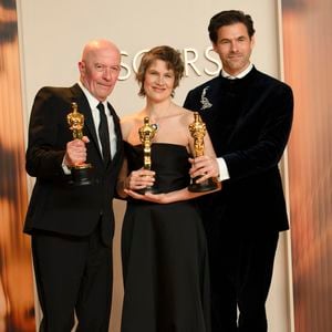 2 mars 2025, Los Angeles, Californie, USA : (G-R) Jacques Audiard, Camille, et Clément Ducol, lauréats de la Meilleure Chanson Originale pour Emilia Pérez dans la salle de presse lors de la 97ème cérémonie des Oscars, présentée par l'Academy of Motion Picture Arts and Sciences (AMPAS), au Dolby Theatre à Hollywood. (Crédit photo : © Billy Bennight/ZUMA Press Wire)