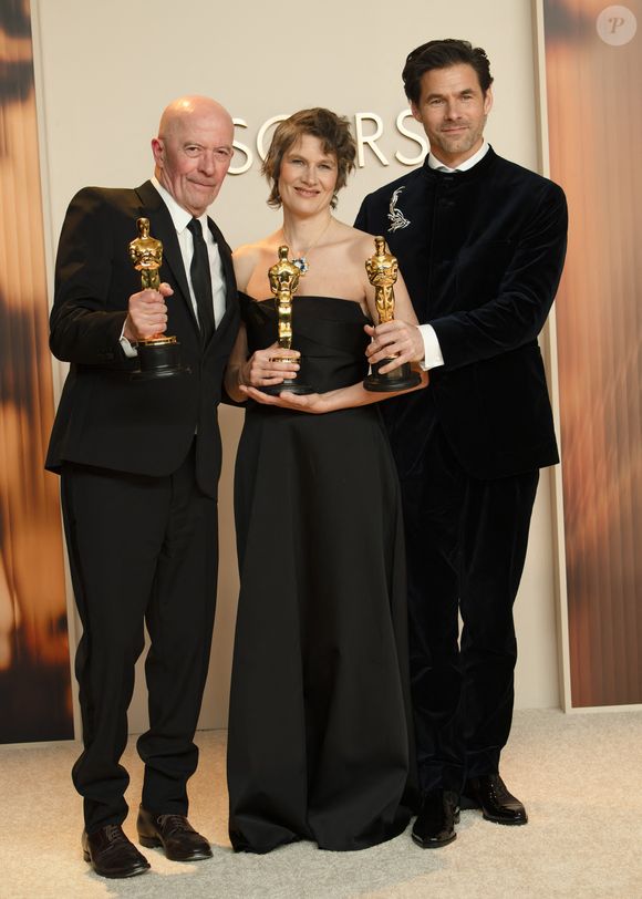 2 mars 2025, Los Angeles, Californie, USA : (G-R) Jacques Audiard, Camille, et Clément Ducol, lauréats de la Meilleure Chanson Originale pour Emilia Pérez dans la salle de presse lors de la 97ème cérémonie des Oscars, présentée par l'Academy of Motion Picture Arts and Sciences (AMPAS), au Dolby Theatre à Hollywood. (Crédit photo : © Billy Bennight/ZUMA Press Wire)