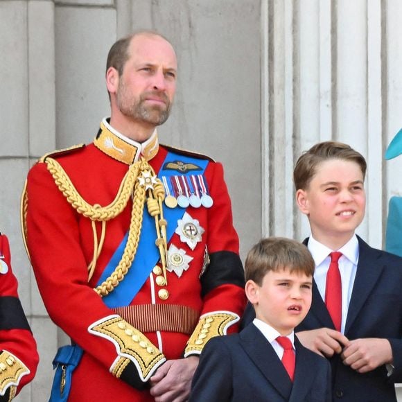 Le roi Charles III, William, prince de Galles, le prince Louis, le prince George, la princesse Charlotte, Catherine, princesse de Galles sur le balcon du palais de Buckingham lors de la cérémonie des couleurs 2025, à Londres, Royaume-Uni, le 14 juin 2025. Photo par Zak Hussein, Splash News/ABACAPRESS.COM
