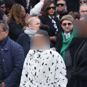 Iris et Maya, les filles de la défunte, Choukri Gabteni - Sorties des obsèques d’Isabelle Mergault à la Coupole du Père-Lachaise à Paris le 30 mars 2026. © Cyril Moreau - Dominique Jacovides / Bestimage