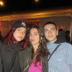 Créée en 2016 avec son père, la Sunny Hill Foundation soutient notamment les enfants handicapés, les jeunes et plusieurs associations kosovares.

Dua Lipa et son frère, Gjin Lipa. Instagram