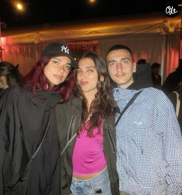 Créée en 2016 avec son père, la Sunny Hill Foundation soutient notamment les enfants handicapés, les jeunes et plusieurs associations kosovares.

Dua Lipa et son frère, Gjin Lipa. Instagram