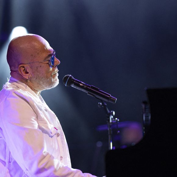 "J’ai dit que ça allait trop vite, ce n’est pas du tout négatif ! Tous ceux qu’on montre, je trouve qu’on les voit beaucoup et on les montre trop. Ça peut être compliqué pour eux parce que c’est beaucoup de pression", a expliqué l'interprète de "Fan".

Pascal Obispo au concert du gala des 20 ans de la fondation Recherche Alzheimer "2 générations chantent pour la 3ème" à l'Olympia à Paris le 18 mars 2024. © Cyril Moreau / Bestimage