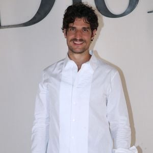 L'actrice a assisté à l'événement aux côtés de nombreuses autres célébrités, telles que Louis Garrel, Pharrell Williams ou encore Guillaume Gallienne.

Louis Garrel - Défilé de mode Dior Homme, Collection Printemps/Été 2027 - Photocall - dans le cadre de la Fashion Week de Paris, France, le 24 Juin 2026. 

© Bertrand Rindoff / Bestimage