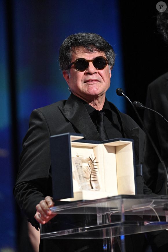 Le réalisateur, scénariste et producteur iranien Jafar Panahi célèbre sur scène après avoir remporté la Palme d'Or pour le film "Un simple accident" lors de la cérémonie de clôture de la 78e édition du Festival de Cannes à Cannes, France, le 24 mai 2025. Photo de David Niviere/ABACAPRESS.COM