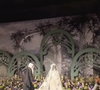 Le prince Nawaf portait un thobe blanc et un bisht noir aux bordures dorées.

La princesse Nouf porte une robe Dolce & Gabbana pour son mariage avec le prince Nawaf ben Fahad Al Faisal Al Farhan via Instagram @arabianroyalagency