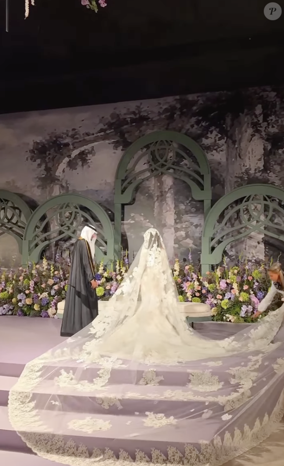 Le prince Nawaf portait un thobe blanc et un bisht noir aux bordures dorées.

La princesse Nouf porte une robe Dolce & Gabbana pour son mariage avec le prince Nawaf ben Fahad Al Faisal Al Farhan via Instagram @arabianroyalagency