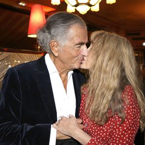 Au fil des pages et des confidences, BHL se livre sur l'aventure intellectuelle et amoureuse de sa vie.

Bernard-Henri Lévy et Arielle Dombasle lors de la soirée de remise du prix littéraire de la Closerie des Lilas à Paris le 6 mai 2026. 

© Cédric Perrin / Bestimage