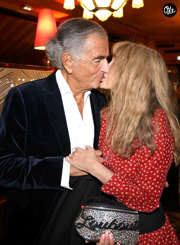 Au fil des pages et des confidences, BHL se livre sur l'aventure intellectuelle et amoureuse de sa vie.

Bernard-Henri Lévy et Arielle Dombasle lors de la soirée de remise du prix littéraire de la Closerie des Lilas à Paris le 6 mai 2026. 

© Cédric Perrin / Bestimage