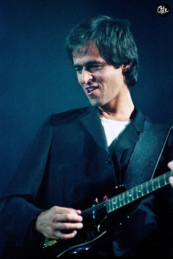 Jean-Jacques Goldman seul sur scène lors d'un concert. Photo : APS-Medias/ABACAPRESS.COM