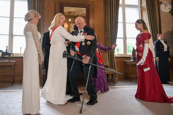Le soir du 23 juin 2025, Leurs Majestés le roi Harald V et la reine Sonja de Norvège ont offert un dîner d'État au Palais royal d'Oslo en l'honneur du président français Emmanuel Macron et de la Première dame Brigitte Macron, dans le cadre de leur visite officielle en Norvège. Des membres de la famille royale norvégienne, dont le prince héritier Haakon, la princesse héritière Mette-Marit et la princesse Alexandra, étaient également présents. Photo : Jeanne Accorsini/Pool/ABACAPRESS.COM