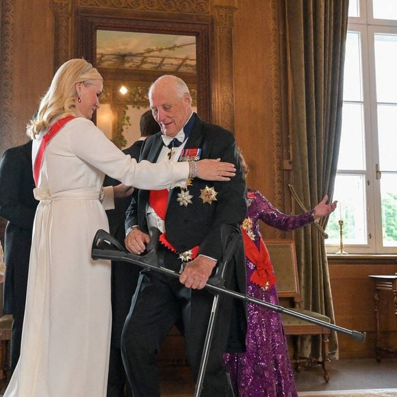 Le soir du 23 juin 2025, Leurs Majestés le roi Harald V et la reine Sonja de Norvège ont offert un dîner d'État au Palais royal d'Oslo en l'honneur du président français Emmanuel Macron et de la Première dame Brigitte Macron, dans le cadre de leur visite officielle en Norvège. Des membres de la famille royale norvégienne, dont le prince héritier Haakon, la princesse héritière Mette-Marit et la princesse Alexandra, étaient également présents. Photo : Jeanne Accorsini/Pool/ABACAPRESS.COM