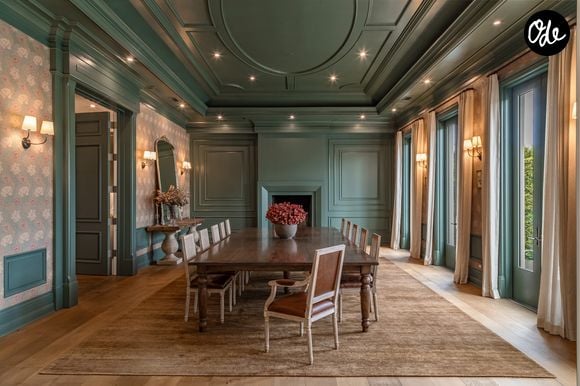 L’ancienne propriété de Ben Affleck et Jennifer Lopez à Beverly Hills s’étend sur près de deux hectares. La résidence compte 12 chambres, 24 salles de bains, une piscine à débordement, un vaste complexe sportif et un garage pouvant accueillir 12 voitures. Crédit photo : Simon Berlyn.