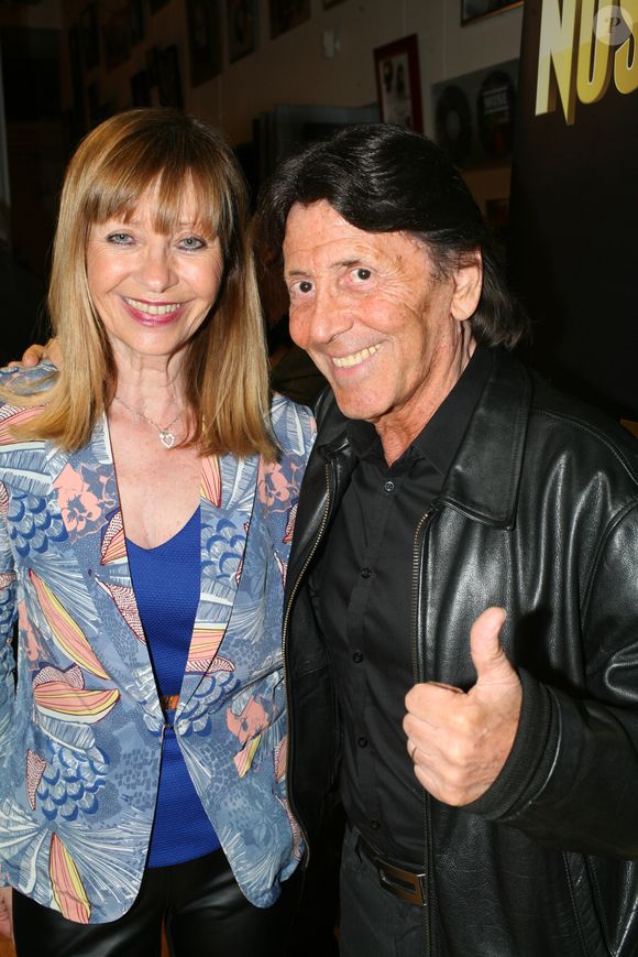 Pierre Charby et sa femme Cathy - Amaury Vassili rend hommage à Mike Brant lors d'un concert et remet un disque de platine à la famille du défunt chanteur pour le 40e anniversaire de sa mort, chez Warner Music France, le 24 avril 2015. JLPPA / Bestimage