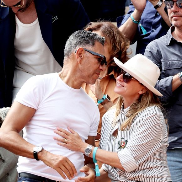 Sarah Poniatowski (Lavoine) avec son compagnon Roschdy Zem et son fils Roman dans les tribunes lors des Internationaux de France de Tennis de Roland Garros 2025. Paris, le 1er Juin 2025. © Dominique Jacovides/Bestimage