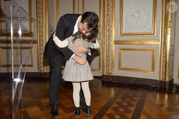 Exclusif -  Laurent Gerra et sa fille Célestine - Laurent Gerra reçoit la légion d’honneur de la part du grand chancelier F. Lecointre en présence de la première dame, B. Macron au Palais de la Légion d'honneur à Paris le 29 septembre 2025. © Cyril Moreau/Bestimage