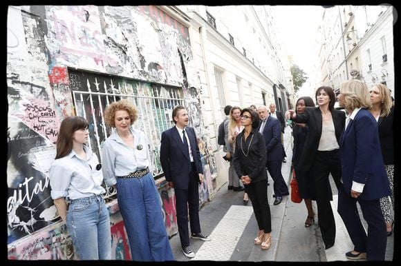 Rachida Dati, maire du 7ème arrondissement de Paris, Charlotte Gainsbourg, Valérie Pécresse, présidente du conseil régional d'Ile de France lors de l'inauguration de la Maison Gainsbourg, rue de Verneuil à Paris le 14 septembre 2023.

© Alain Guizard / Bestimage