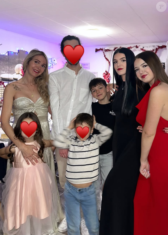 Sur son compte Instagram, l'ex-star de "Familles nombreuses, la vie en XXL" indique être officiellement divorcée d'Alexandre.

Ambre Dol de "Familles nombreuses" avec sa famille - 24 décembre 2024