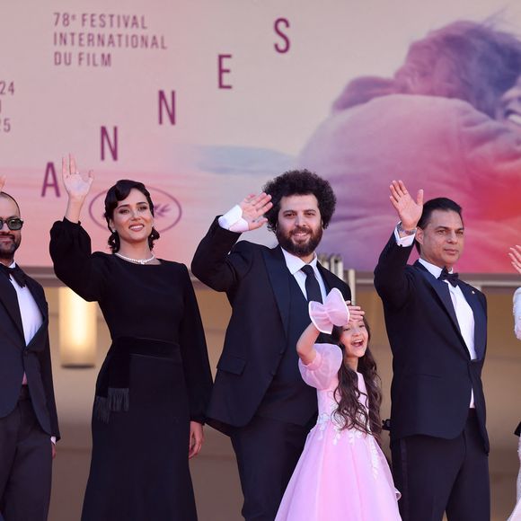 Eva Dottelonde, guest, Parinaz Izadyar, Saeed Roustaee, Arshida Dorostkar, Payman Maadi, Sahar Goldust, Sinan Mohebi - Montée des marches du film « Man O Bachech (Woman and child) » lors du 78ème Festival International du Film de Cannes, au Palais des Festivals à Cannes. Le 22 mai 2025
© Jacovides-Moreau / Bestimage