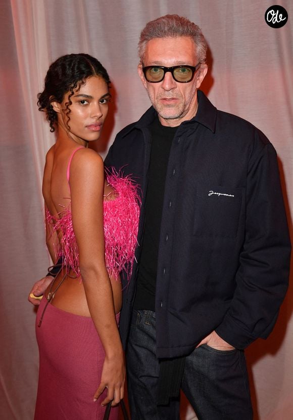 Vincent Cassel et Tina Kunakey - Photocall en front row du défilé "Le Raphia" de la maison Jacquemus au Bourget le 12 décembre 2022.

© Veeren / Clovis / Bestimage