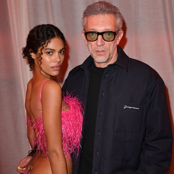 Vincent Cassel et Tina Kunakey - Photocall en front row du défilé "Le Raphia" de la maison Jacquemus au Bourget le 12 décembre 2022.

© Veeren / Clovis / Bestimage