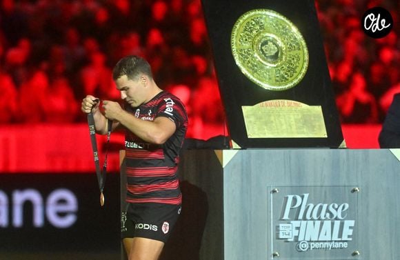 Antoine Dupont - Les Toulousains soulèvent leur quatrième Bouclier de Brennus d'affilée, après leur victoire face à Montpellier (28 - 20) en finale du Top 14 au stade de France, le 27 juin 2026. 
© Christian Liewig / Bestimage