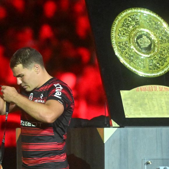 Antoine Dupont - Les Toulousains soulèvent leur quatrième Bouclier de Brennus d'affilée, après leur victoire face à Montpellier (28 - 20) en finale du Top 14 au stade de France, le 27 juin 2026. 
© Christian Liewig / Bestimage